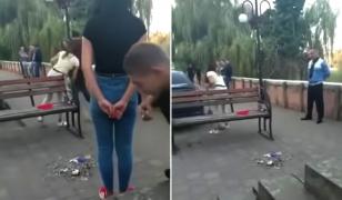 Fete şi băieţi din Lugoj puşi să măture cojile de seminţe şi ambalajele aruncate pe stradă