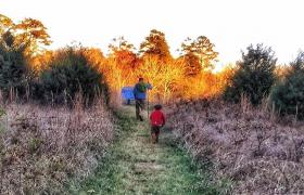 Tânăr pakistanez prins când încerca să fugă din România, cu fiul său de 5 ani, pe jos