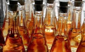 Cantitate industrială de pălincă, descoperită în maşina unui şofer din Sălaj. 3500 de litri, confiscaţi de poliţişti