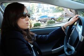 O şoferiţă supărată s-a dus la Poliţie, după ce un şofer i-a lovit maşina, ca să afle că nu are permis