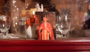 Fostul preot Cristian Pomohaci, filmat la o slujbă de exorcizare în garajul casei sale