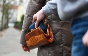 Minori forțați de părinți să fure din buzunare