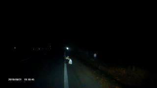 Bătrână căzută pe şosea