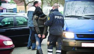 Tânără de 22 de ani reţinută după ce a bătut doi bărbaţi într-un bar şi a distrus localul, în Dâmboviţa