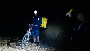 Tânăr de la livrări, rătăcit cu mâncarea în pădure