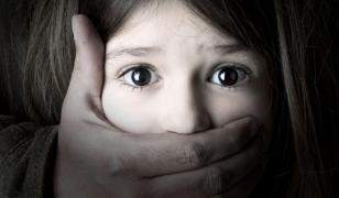 Doi copii orfani, răpiți, sechestrați și abuzați de un bărbat din Călărași