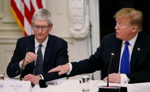 Donald Trump și Tim Cook discută la masă, la Casa Albă