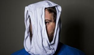 Român cu o pereche de chiloți pe cap, arestat după un ritual ciudat într-un parc din Torino, Italia