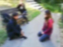 Două fete de 13 ani s-au filmat cum judecă şi pedepsesc crunt, în stradă, o altă fată, la Slatina (Video)