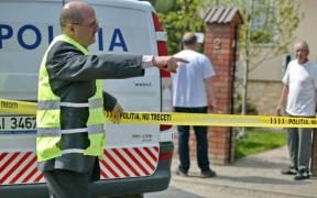 Tânăra a fost găsită înjunghiată în apartamentul ei din Bacău