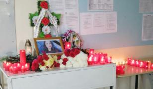 Altari de flori şi lumânări pentru Ştefania, la liceul din Mangalia