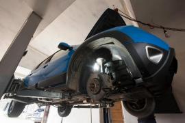 Bărbat din Vâlcea mut de uimire după ce s-a dus cu maşina în service. Cineva îi montase un dispozitiv de urmărire sub maşină