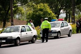 Poliţist arestat preventiv, după ce a luat 1200 de lei ca să închidă ochii la un şofer fără permis. Toţi din maşină au făcut chetă