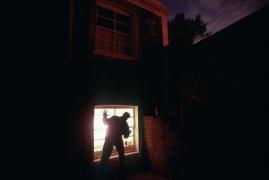 Femeie din Vatra Dornei abuzată de 4 ori în aceeaşi noapte, de un bărbat intrat pe geam, în casă