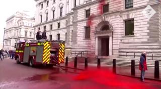 Ministerul Finanțelor din Londra, udat cu 1.800 de litri de sânge fals