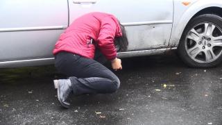 Dispozitivul de urmărire găsit sub maşina unui bărbat din Vâlcea, posibil montat de o femeie