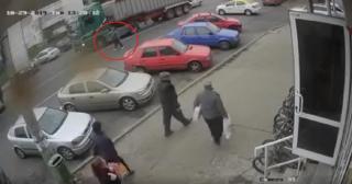 Femeie moartă sub roțile unui camion, în Onești. Șoferul era beat