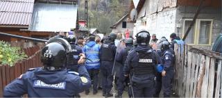 Familia ocupa ilegal un teren deţinut de biserica din localitate