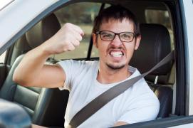 Un tânăr din Cluj a furat o maşină cu proprietarul la volan