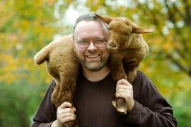 Poliţist condamnat după ce ar fi luat şpagă ţuică, vin şi un miel