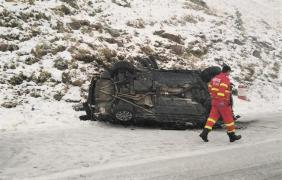 Patru tineri s-au prăbușit cu mașina pe Transfăgărășan