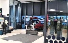 Un bărbat din Constanţa a intrat cu maşina în mall, ca să nu-şi ude televizorul abia cumpărat