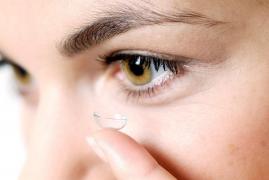 Tânără din Iaşi infectată cu o bacterie care distruge ochiul, după ce şi-a cumpărat lentile de contact de pe internet