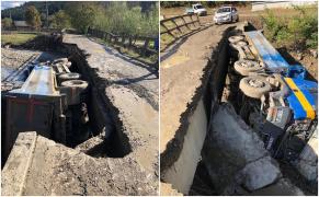 Un pod s-a prăbuşit la Suceava, în momentul traversării unei basculante