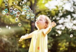 Copil de 2 ani la spital, după ce a înghiţit săpun lichid ca să facă baloane