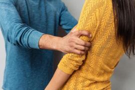 Un tată din Braşov şi-a bătut copilul şi soţia până i-a băgat în spital. Poliţiştii au emis ordin de protecţie