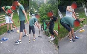 Tineri obligaţi la măturat parcul de poliţişti, după ce au fost prinşi aruncând gunoaie şi spărgând seminţe