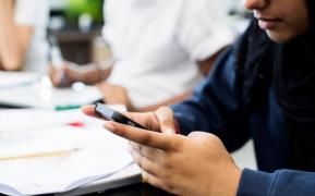 Elev lovit în timpul orei, după ce s-a luptat cu profesoara pentru telefonul mobil, în Gorj