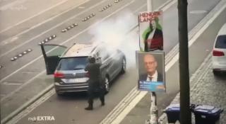 Imagini cu autorul atacului armat din Germania. Bărbatul se ascunde în spatele unui VW şi trage cu mitraliera (Video)