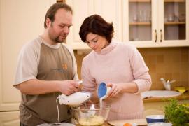 Iubitul unei femei din Arad arestat, după ce a bătut-o cu tot ce a găsit prin bucătărie