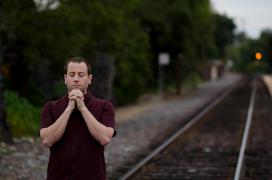 Român găsit de două ori citind o Biblie pe şinele de tren, în Italia, arestat, apoi expulzat în România