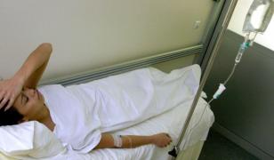 Angajata unui magazin din Iaşi, ameninţată după un accident de muncă