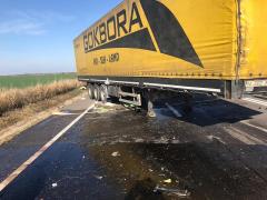 Un TIR plin cu azotat de amoniu şi o maşină s-au ciocnit, duminică, pe DN 5, la Uzunu, în judeţul Giurgiu