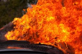 Mercedesul unei fete s-a făcut scrum, după ce martorii nu l-au stins ca să aibă ce filma, la Suceava