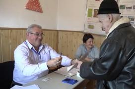 La 102 ani, Moş Ştefan a venit să voteze: "De 70 de ani am tot mers pe căi strâmbe" (Video)