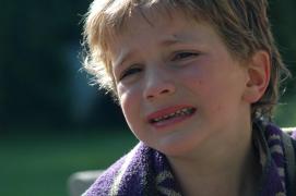 Copil bătut crunt de tatăl său