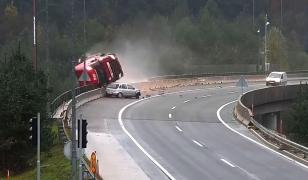 TIR prăbuşit în gol de pe un pod, pe o autostradă în Slovenia