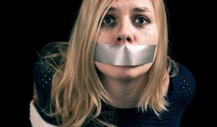 Tânăra răpită din casă, în Arad, a sărit dintr-o maşină în mers pentru a scăpa