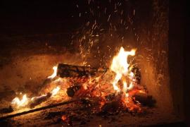 Un copil a luat foc în timp ce dormea, în Vaslui