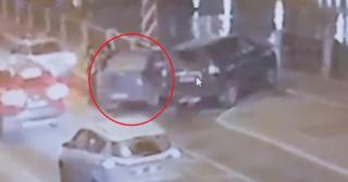 O cameră de supraveghere a surprins momentul în care o maşină cade în râu, în Sankt Petersburg