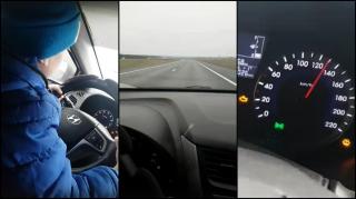 Tânăra mamă şi-a pus copilul să conducă o maşină cu peste 130 km/oră