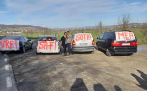 Lucian şi-a cerut iubita în căsătorie, pe un drum din Cluj. Când a văzut mesajul, fata a început să plângă (Video)