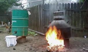 Vecinii l-au pârât pe un bărbat la Poliţie că face prea multă ţuică