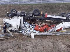 Prăpăd pe Autostrada Vestului. Un TIR s-a făcut praf nu departe de Timişoara