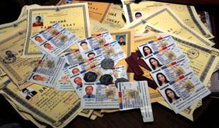 Tânăra din Bucureşti şi-a cumpărat telefoane cu buletine găsite la Untold 2019