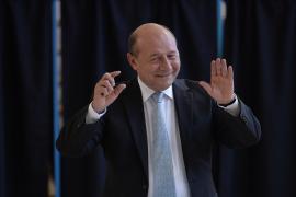 Traian Băsescu iese din cabina de vot